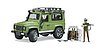 Land Rover Defender Station Wagon mit Förster und Hund