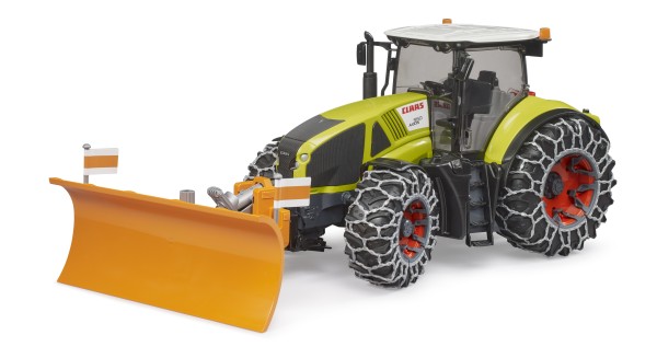 Claas Axion 950 mit Schneeketten und Räumschild